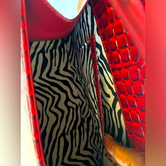 NWT Authentic Matmazel designed 3 pockets red hand /shoulder bag . - Picture 5 of 12